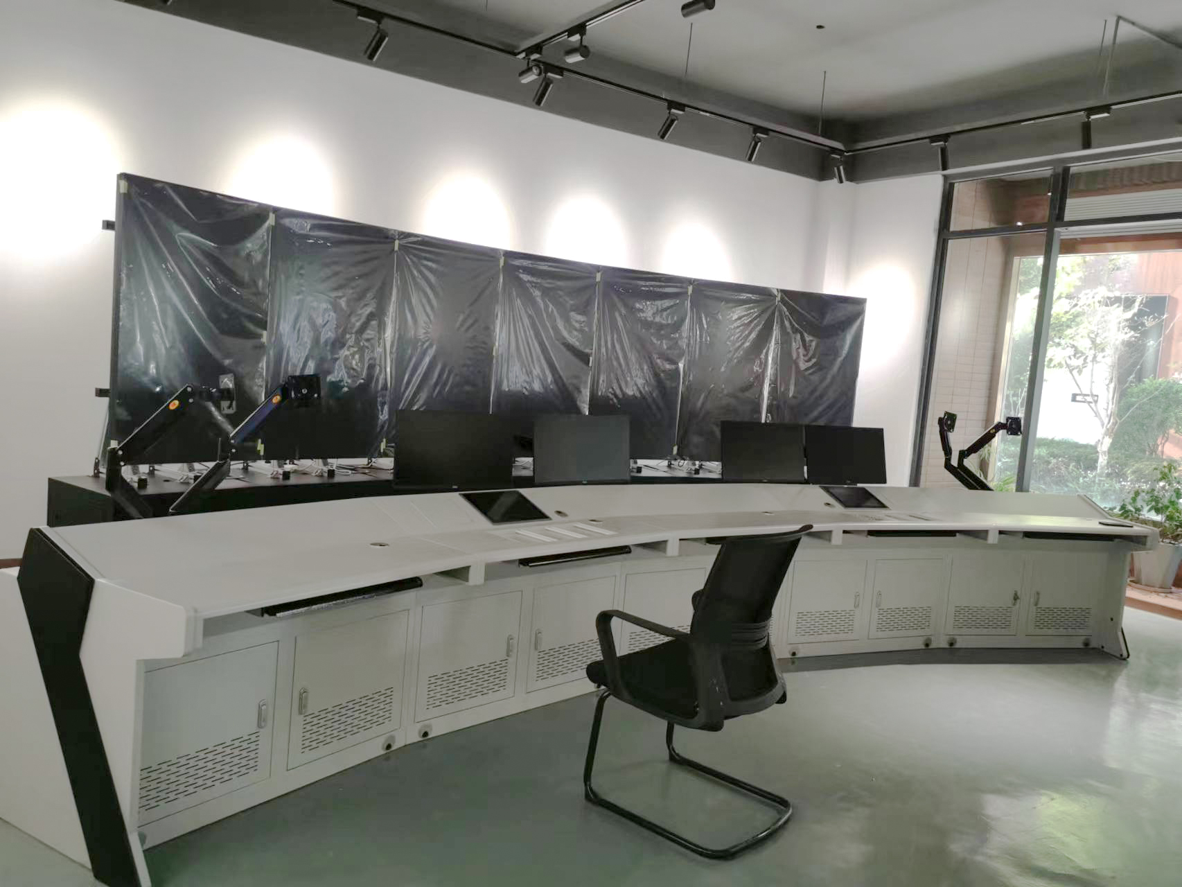 監控操作臺和指揮中心控制臺的區別