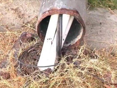 小區(qū)監(jiān)控桿突然倒下砸傷業(yè)主的原因